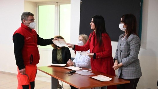 “Heronjtë” e pandemisë,  Bashkia e Durrësit vlerëson me certifikatën “Mirënjohja e Qytetit” mjekët e infermierët