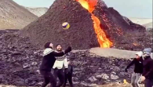 Shpërthimi i vullkanit në Islandë, nuk ndal lojën e volejbollit, të rinjtë vazhdojnë të luajnë pranë llavës spektakolare (VIDEO)
