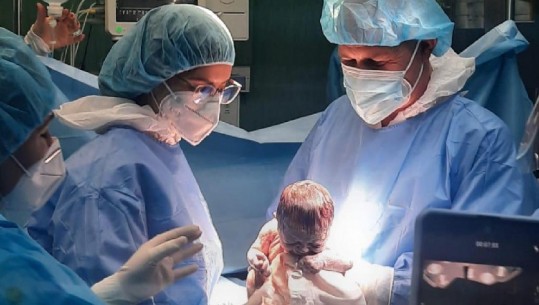 Me pasoja të rënda nga COVID-19, nëna e re lind foshnjën dhe kthehet në shtëpi pas terapisë intensive, Manastirliu: Krenare për mjekët dhe infermierët