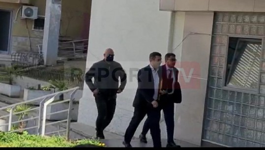 Masa e sigurisë për Ardjan Çapjan, mbërrin në spital prokurori Ritvan Sukaj, shoqëruesi që e ruan e ndjek nga pas (VIDEO)