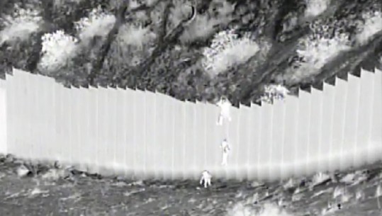 Kufiri SHBA- Meksikë trafikantët hedhin dy të mitur nga muri i lartë  4 metra dhe i braktisin në mes të shkretëtirës