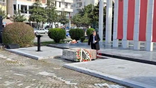 VIDEOLAJM/ Incidenti te monumenti i 4 martirëve në Shkodër, vëllai i një prej të vrarëve të 2 prillit heq kurorën me lule të Jozefina Topallit! E mbesa kandidon për Lëvizjen për Ndryshim