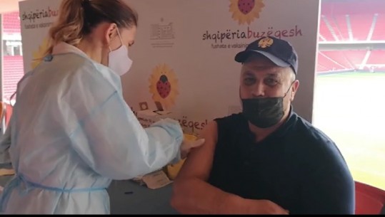 Dita e 7 e vaksinimit masiv, 500 policë vaksinohen në 'Air Albania', në të gjithë vendin nis procesi për më shumë se 13.000 uniforma blu! Manastirliu: Së shpejti nisim me mbi 60 vjeçarët