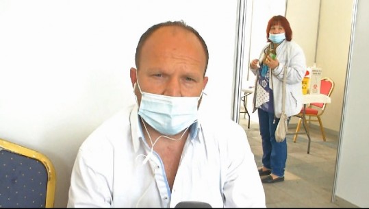 Vijon vaksinimi i gazetarëve dhe operatorëve të mediave/ Edhe gazetari i Report Tv, Arsen Rusta merr live dozën e parë të vaksinës: Të na shporret COVID-i