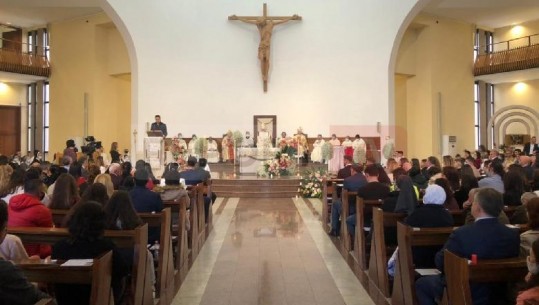 Festime të veçanta në pandemi dhe 'orë policore', besimtarët katolikë kremtojnë Pashkët: Lutjet tona shkojnë për të intubuarit me COVID-19