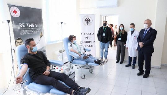 Të rinjtë italianë dhurojnë gjak, Meta i falënderon: Akt human në këtë periudhë të vështirë pandemie