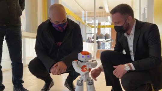 Rama në biblotekën e Korçës takohet me robotin 'Nao': Edhe ky me dy gishta?! Punëtori: Jo ky ka tre