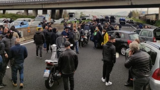Protesta anti-COVID, Bllokohet autostrada në Itali, qindra qytetarë derdhen në rrugë