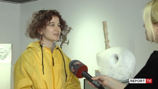 Të rinjtë dhe arti/ Liceistja 17-vjeçare gdhend 'emocionet' në skulpturë (VIDEO)