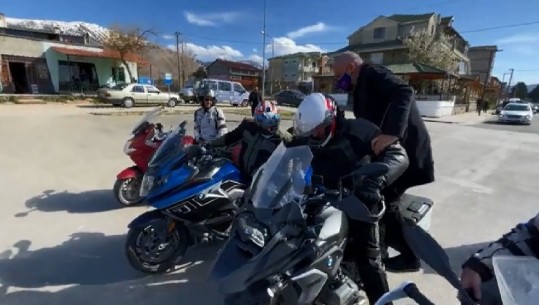 Rama bën xhiro me motor në Kolonjë: Përplasje e këndshme me një grup turistësh hungarezë të dashuruar me Shqipërinë (VIDEO)