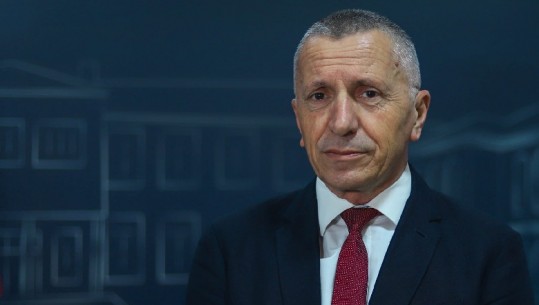 Deputeti shqiptar në Serbi mban premtimin, dy libra për shqiptarët dhe Kosovën, dhuratë për Vuçiç e Branbiç