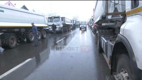 Radhë të gjata kamionësh në doganën e përbashkët Shqipëri-Kosovë, drejtuesit e mjeteve të tonazhit të rëndë presin me orë për të kaluar kufirin