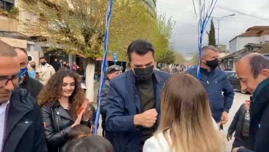 Basha në Peqin: Kur kaloj në tunelin Tiranë-Elbasan kujtoj sa e pandalshme është fuqia jonë! Rama përsërit të njëjtat premtime në 8 vite 