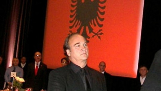 Aktori me gjakun 'kuq e zi', Jim Belushi i bën thirrje shqiptarëve: Dua të lidhem me më shumë prej jush vëllezër dhe motra