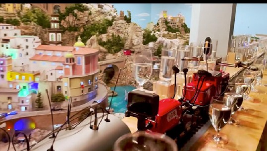 Muzeu në Gjermani, rekord Guinness për trenin që luan muzikë klasike duke cekur gota uji