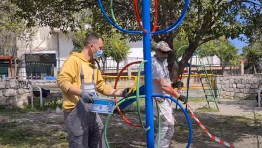  E veçantë, 3 vullnetarë shqiptarë në Greqi lyejnë dhe riparojnë këndin e lojërave në lagjen ku jetojnë: Kontribuoni qe bota të bëhet një vend më i bukur! 