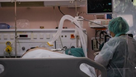 E bezdiste zhurma, shqiptari i infektuar me COVID-19 i fik respiratorin pacientit grek dhe i merr jetën 