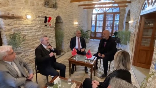 Ministri turk 'pritet' me ezan në Gjirokastër, firmoset projekti për restaurimin e shtëpive monument! Rama: Forcojmë bashkëpunimin në fushën e turizmit
