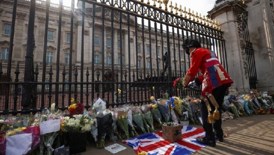 Vdekja e Princit Philip, flamujt në gjysmë shtizë dhe 41 herë të shtëna topi në të gjithë Mbretërinë e Bashkuar