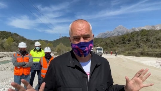‘Po zbulojmë një copë parajse të Shqipërisë’, Rama inspekton punimet në rrugën e Lumit të Vlorës: Do të zhvillojë turizimin