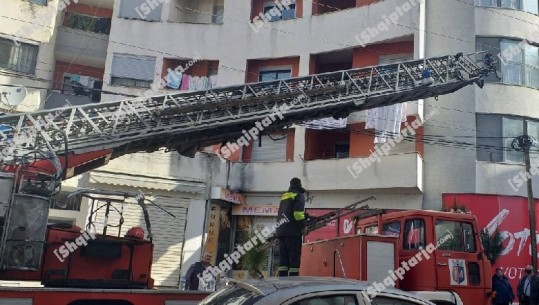 Pamjet nga shkrumbimi i makinave të parkuara në garazhin e një pallati në Tiranë, evakuohen banorët (VIDEO)