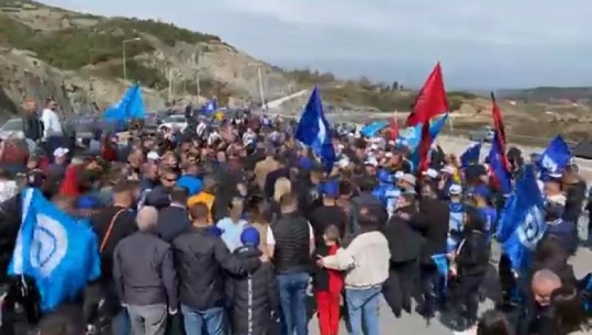 Në turma dhe pa maska në Elbasan, demokratët nuk pyesin për COVID-in! Basha në majë të makinës: E mbajta fjalën për tunelin e Krrabës, do e mbaj dhe për programin e 25 prillit