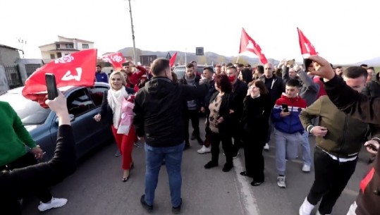 Pas Bashës, edhe Kryemadhi pritje në Korçë me makina, lule e turmave të njerëzve pa ruajtur distancën: Nuk ka më shitje dhe blerje të votës