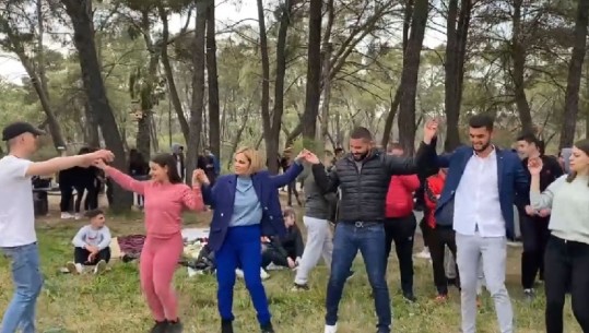 Në shkelje të rregullave anti-COVID, Kryemadhi ja merr valles me të rinjtë në Divjakë: E përkushtuar për ndryshimin që ata meritojnë