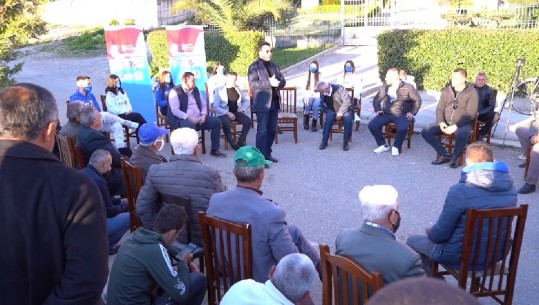Mediu me banorët e Rrogozhinës: Të votojmë për të ruajtur demokracinë, Rama s’mund të bëhet zot mbi jetët tona (VIDEO)