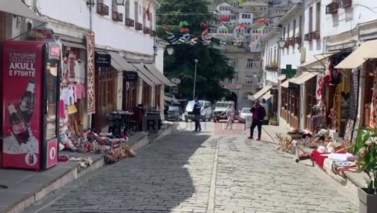 U plagos me thikë pas sherrit për pronën, humb jetën në spital 60-vjeçari në Gjirokastër! Autori në polici: Më ofendoi