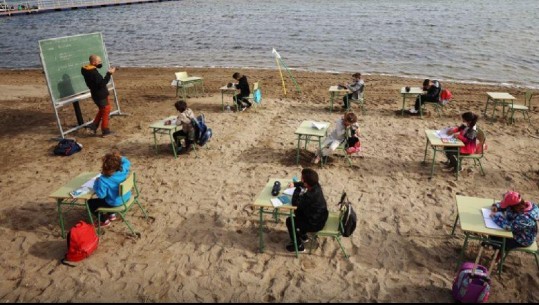 Mësimdhënie në plazh për nxënësit në Spanjë! Fëmijët fiksojnë më mirë pranë detit, terapi e duhur pas pandemisë
