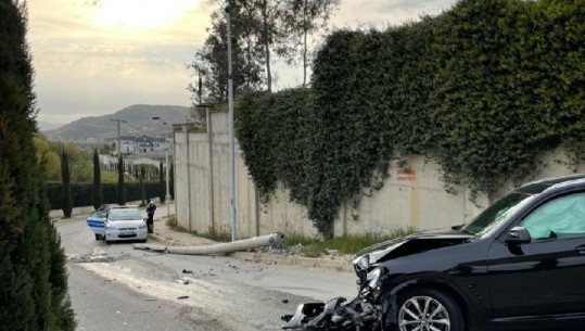 Makina përplaset me shtyllën, kjo zonë në Tiranë mbetet pa drita