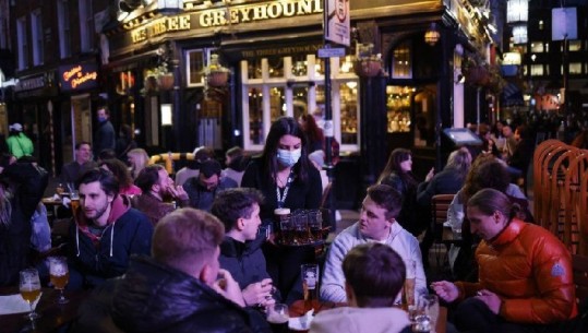Mbretëria e Bashkuar 'gumëzhin' pas 97 ditëve në kufizime të ashpra, londinezët mbushin baret dhe klubet e natës