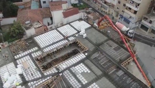 VIDEO/ Ngrihet kati i parë i shkollës së re 'Sami Frashëri' në Tiranë, Veliaj publikon pamjet: S’ka kohë për pushim