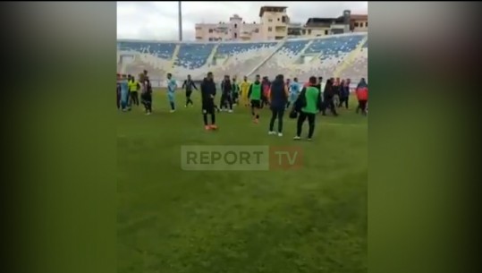 Situatë kaotike në ndeshjen e Kupës, futbollisti i Laçit godet me stil karateje lojtarin e Vllaznisë (VIDEO)