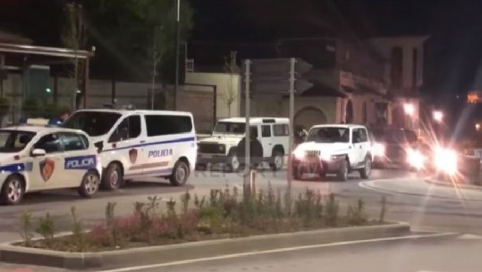 Sherri në Berat ku u plagos efektivi i policisë, flet nëna e njërit prej të përfshirëve: Ishin të pirë, na thanë pse shikoni nga shtëpia jonë! Tre vëllezërit e arrestuar: S'mbajmë mend ç'kemi bërë