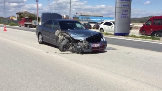 Aksident në aksin Berat-Moravë, shoferi i 'Benz'-it humb kontrollin nga shpejtësia dhe përplaset me një automjet tjetër (VIDEO)