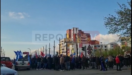 Basha takime elektorale në Tiranë, bllokon rrugën bashkë me simpatizantët, krijohet trafik