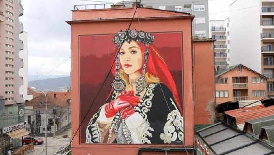 E veshur me kostumin tradicional dhe me shqiponjën pranë zemrës, Rita Ora nderohet me muralin në ngjyrat shqiptare në Kosovë