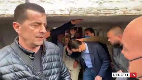 VIDEOLAJM/ Qytetari tenton ta ndihmojë Bashën duke i mbrojtur kokën, badigardi i tij reagon ashpër: Hiqe dorën mor burrë, mos prek