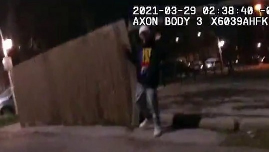 Policia amerikane publikon videon e momentit ku qëllohet për vdekje 13-vjeçari, teksa ai ngre duart lart