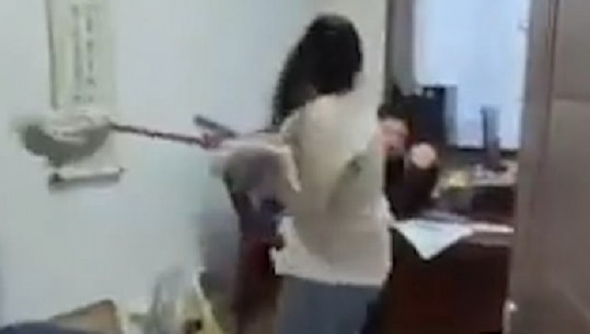 VIDEO/ E ngacmoi seksualisht në zyrë, e reja kineze 'merr përpara' shefin me leckë pastrimi