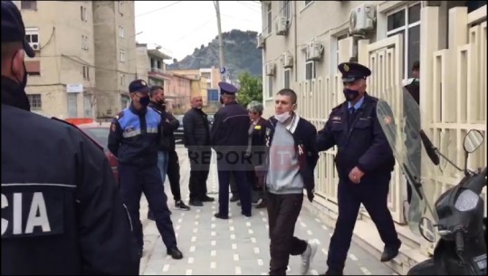 Sherri në Berat, tentuan t'i merrnin pistoletën policit dhe e dhunuan, arrest me burg për 3 vëllezërit