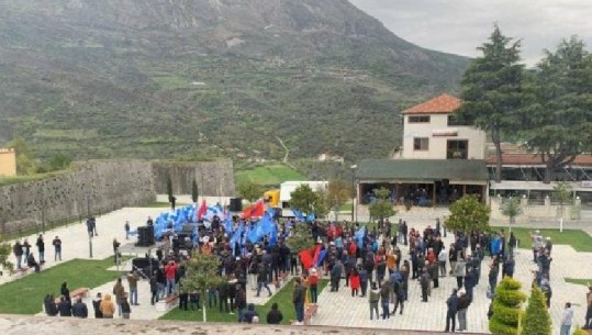 Fotolajm/ Pas Vlorës, Sarandës e Delvinës edhe qytetarët e Tepelenës braktisin Bashën