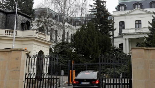 Tensionohen marrëdhëniet Rusi-Çeki, hakmerret Moska, dëbon 20 punonjës të ambasadës çeke