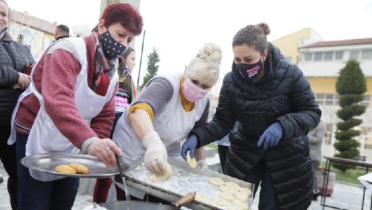 ‘Kur je nuse Kolonje’, Xhaçka i bashkohet grave dhe vajzave në traditën e gatimit 
