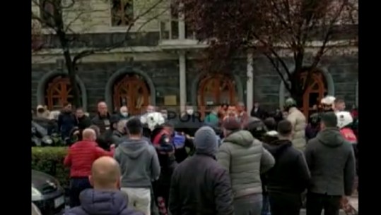 Momenti i arrestimit të autorit të sulmit në xhami, tension mes besimtarëve dhe policisë