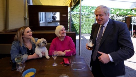 Boris Johnson shijon birrën e parë pas lehtësimit të kufizimeve 