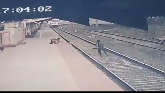 Mrekulli, punonjësi i stacionit hekurudhor rrezikon jetën e tij dhe shpëton fëmijën pa u shtypur nga treni (VIDEO)