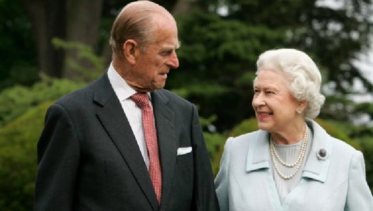Në 95-vjetorin e saj lindjes, Mbretëresha kujton e Princin Philip